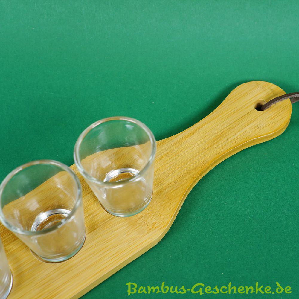 Bambus-Brett mit Schnapsgläsern