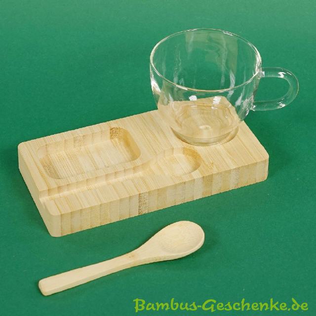 Bambus-Servierbrettchen mit Glastasse und Löffel